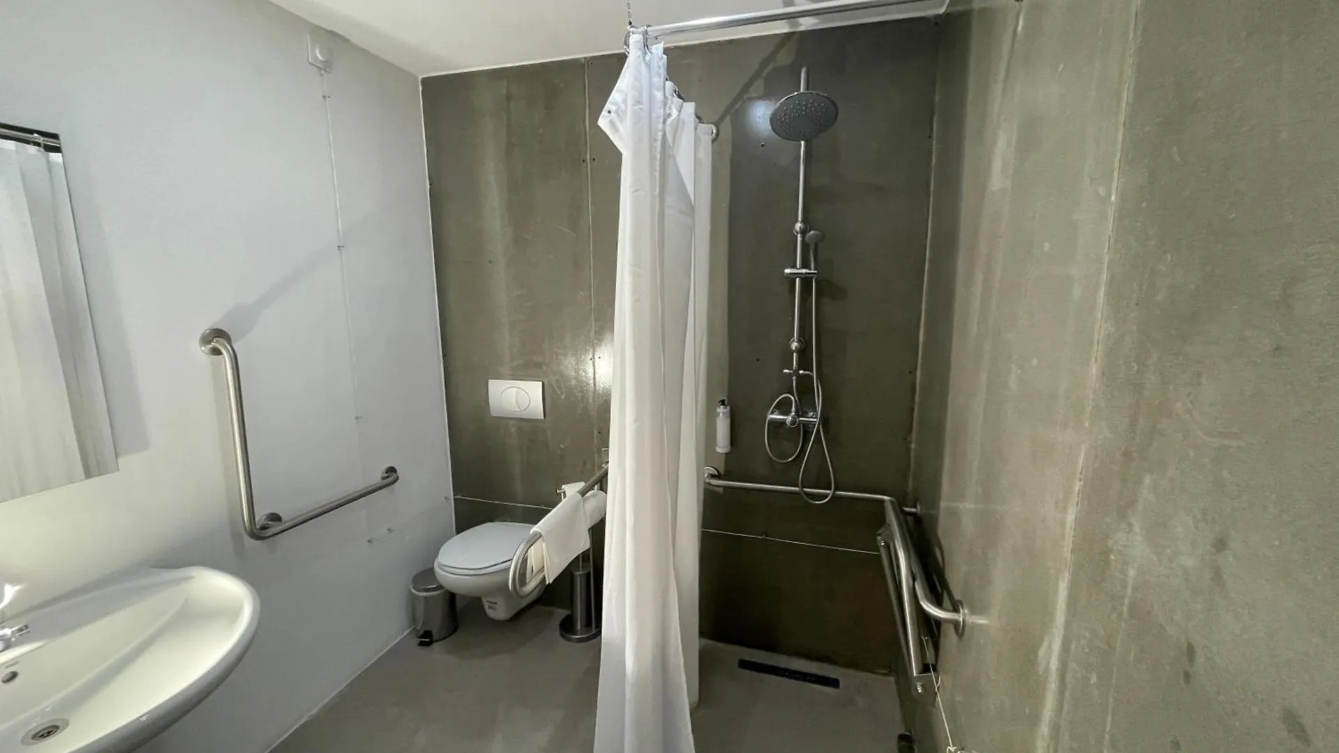 Hostel Hi Parque Das Nacoes - Pousada De Juventude Lisbon